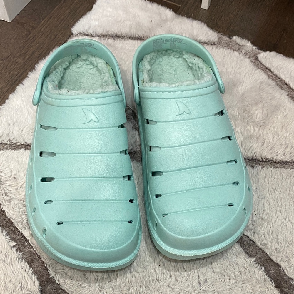 Women’s mint green croc-like lined Slip-On Shoes